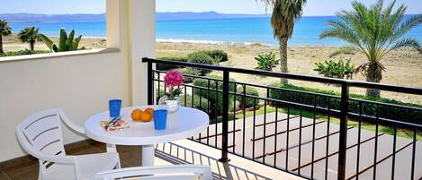 Villa, 4 habitaciones, balcón, vista al jardín | Restaurante al aire libre
