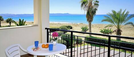 Villa, 4 Bedrooms, Balcony, Garden View | Outdoor dining