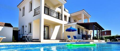 Villa, 4 slaapkamers, balkon, uitzicht op tuin | Zwembad | Een buitenzwembad