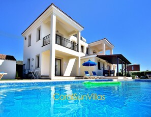 Villa, 4 slaapkamers, balkon, uitzicht op tuin | Zwembad | Een buitenzwembad