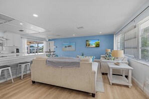 TV, offices - Palmetto Sunset Heated Saltwater Pool SE Cape (Cape Coral)