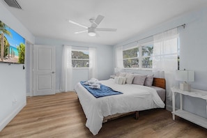 3 bedrooms, iron/ironing board, WiFi, bed sheets - Palmetto Sunset Heated Saltwater Pool SE Cape (Cape Coral)