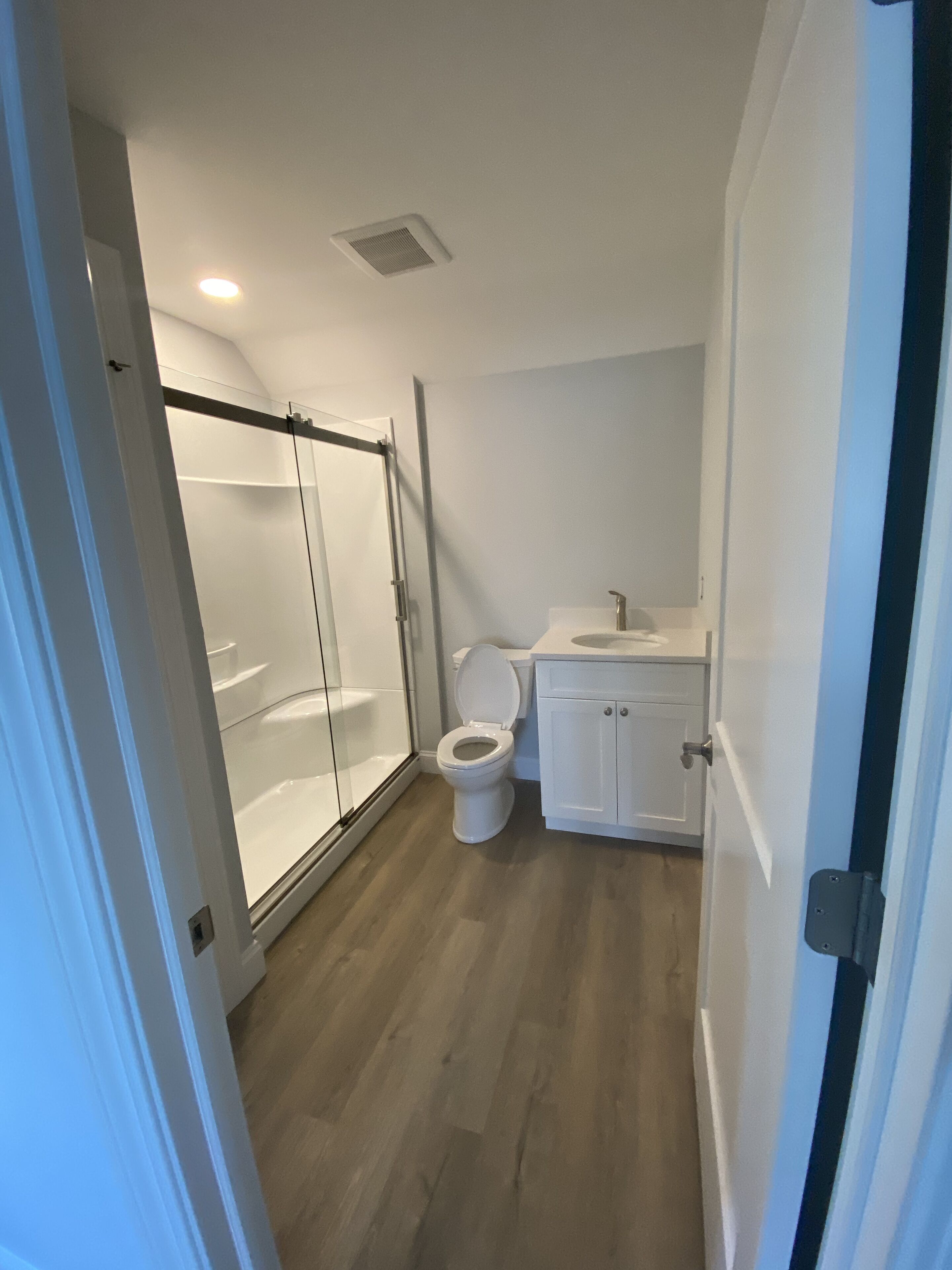 New Lake Home On Bluff With Water Front & Boat House