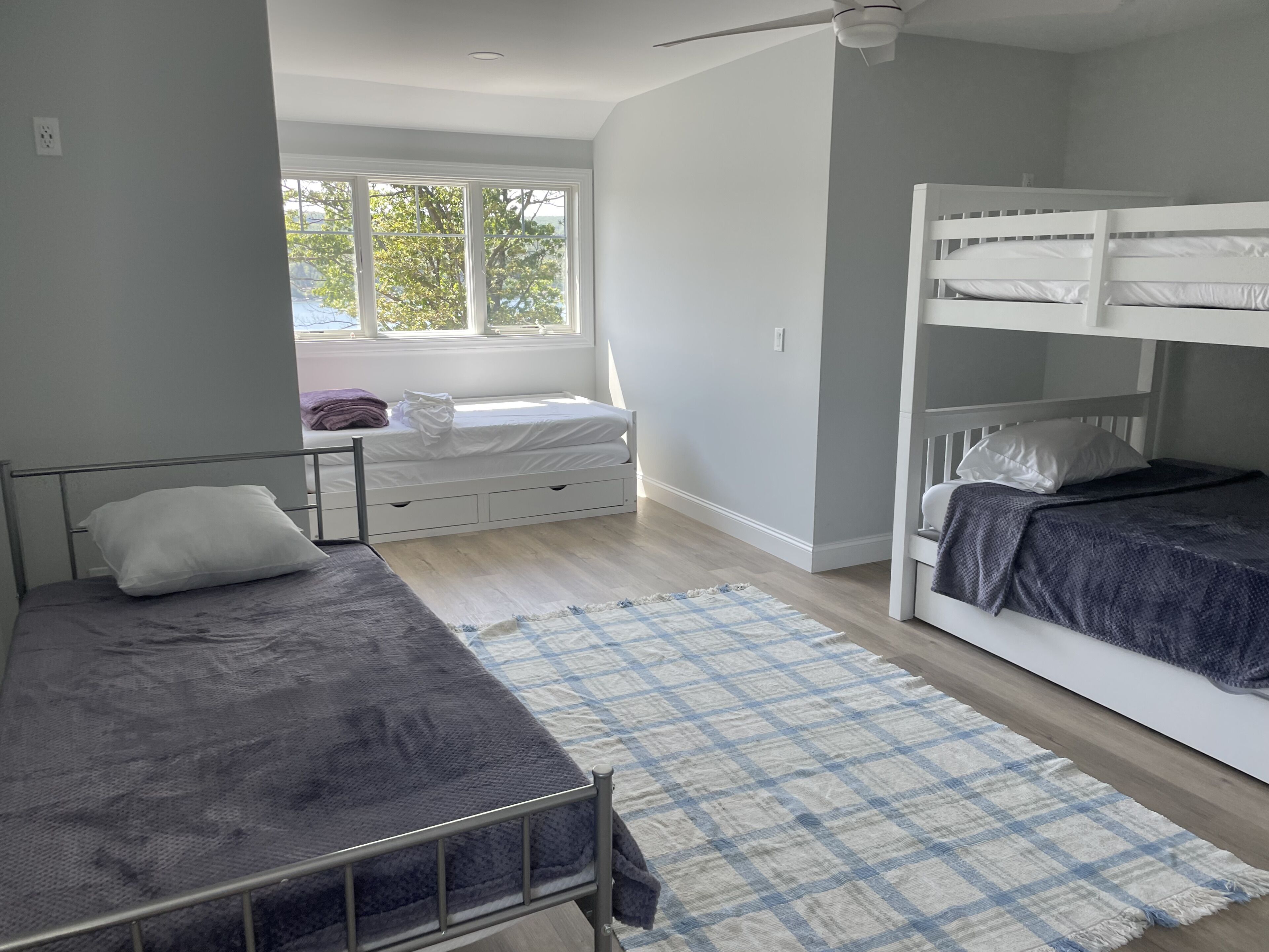 New Lake Home On Bluff With Water Front & Boat House