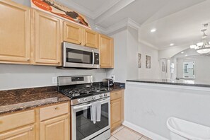 Fridge, microwave, oven, stovetop - Warder Upper · Spacious DC Rowhouse w/Parking+Metro! (Washington)
