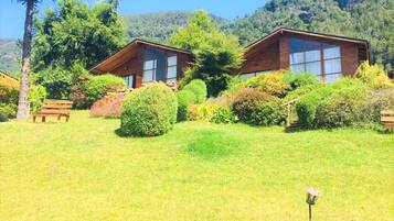 Cabaña tradicional, 2 habitaciones, Terraza, vista al lago | 2 habitaciones y ropa de cama