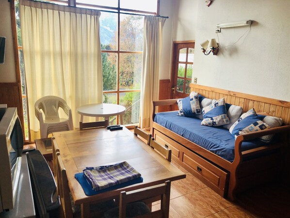 Cabane Tradition, 2 chambres, terrasse, vue lac | Coin séjour | Télévision LED de 32 pouces avec chaînes par câble, cheminée