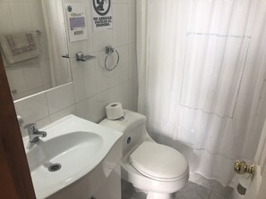 Cabana tradicional, 2 quartos, terraço, vista para o lago | Banheiro | Chuveiro, toalhas de banho