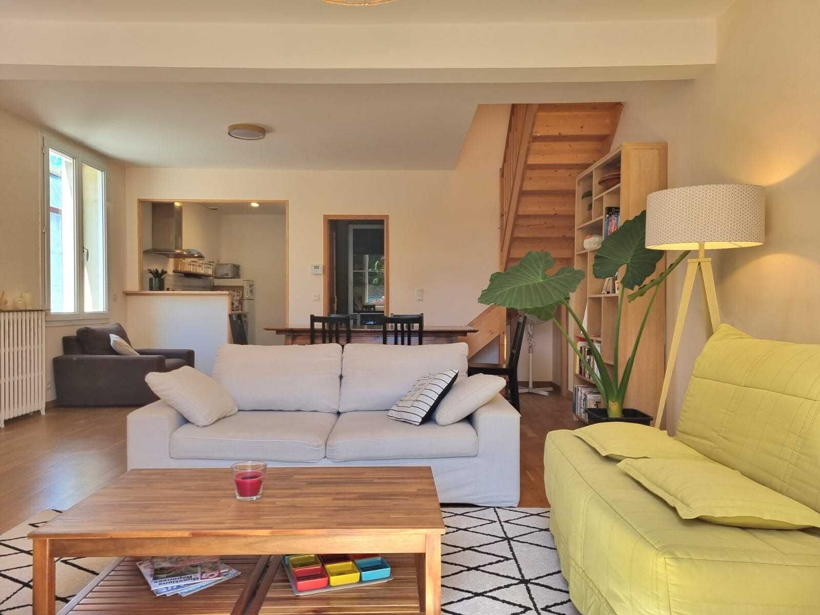 Illuminated stall in Chartrons