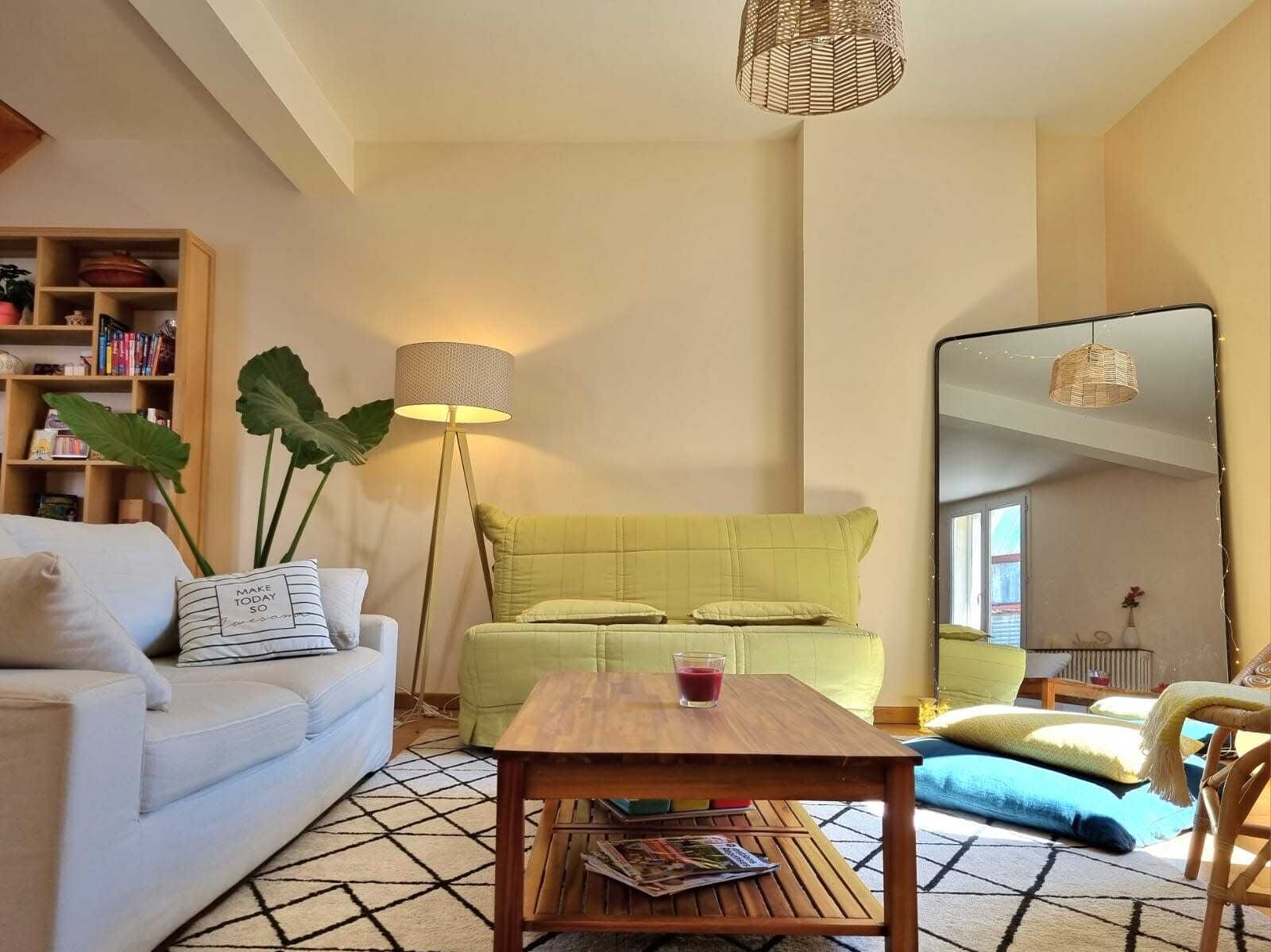 Illuminated stall in Chartrons