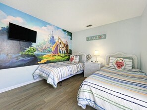 3 bedrooms, iron/ironing board, WiFi, bed sheets - Contemporary Pool Home - Newly Furnished - Gated Community (Davenport)