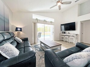 TV - Contemporary Pool Home - Newly Furnished - Gated Community (Davenport)