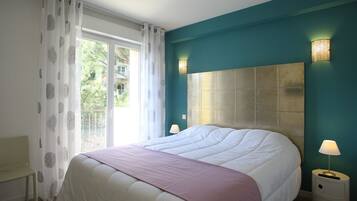 2 bedrooms, iron/ironing board, travel cot, WiFi