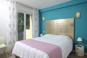2 habitaciones, tabla de planchar con plancha, cuna de viaje y wifi 