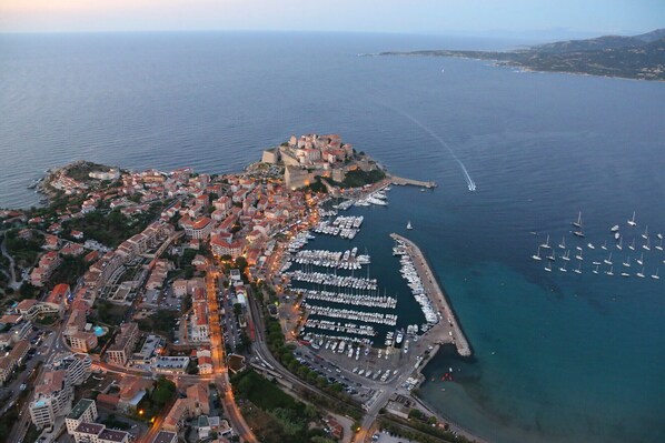 Marina - Centru : Appart lumineux vue mer, 5 min à pied de la plage et du centre (Calvi)