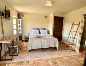 Chambre Élite double, salle de bain privée, vue sur la piscine (Chambre Mourvèdre ) | 1 chambre