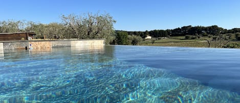 Habitación doble Deluxe, baño privado, vista a la alberca (Chambre Mourvèdre ) | Alberca al aire libre | Alberca al aire libre 