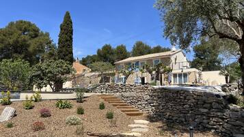 Elite-dobbeltværelse - privat badeværelse - udsigt til pool (Chambre Mourvèdre ) | Have