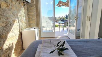 Premium Double Room, Private Bathroom, Vineyard View (L'Olivaie chambre en rdc) | 1 bedroom