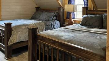 upstairs bedroom 2 queen beds