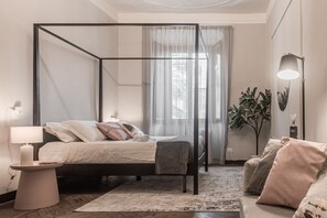 2 makuuhuonetta, työpöytä, Wi-Fi, vuodevaatteet