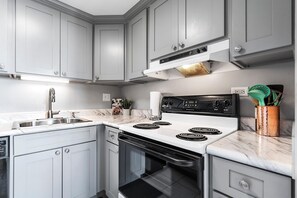 Condo, 1 King Bed with Sofa bed (Kona Plaza#202) | Private kitchen | Dishwasher, paper towels - Kona Plaza#202 (Kailua-Kona)