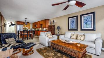 Condo, 1 cama King size (Keauhou Kona Surf & Racquet Club #5-2) | Área de sala de estar