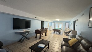 Fernseher, Videospiele, Tischtennisplatte