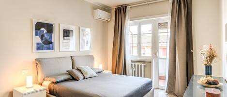 3 bedrooms, desk, WiFi, bed sheets