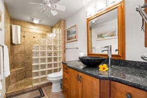 Condo, varias camas (Kona Makai 6-305) | Baño | Papel de baño