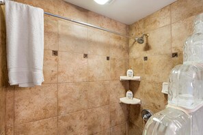 Condo, Plusieurs lits (Kona Makai 6-305) | Salle de bain | Papier de toilette