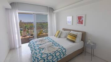 Apartamento, 2 quartos, sacada, vista para o jardim | 2 quartos, cofres nos quartos, quartos à prova de som