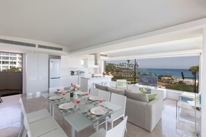 Apartment, 2 Bedrooms, Balcony, Garden View | Dining