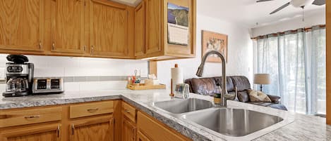 Appart'hôtel, 1 très grand lit et 1 canapé-lit (Casa De Emdeko 230) | Cuisine privée | Serviettes en papier