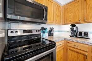 Condo, 1 King Bed with Sofa bed (Casa De Emdeko 230) | Private kitchen | Paper towels - Casa De Emdeko 230 (Kailua-Kona)