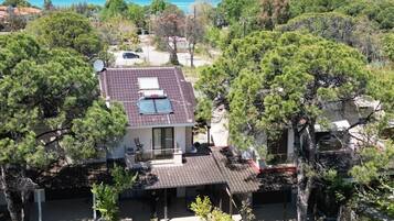 Vila, 3 quartos, sacada, vista para o jardim | Fachada