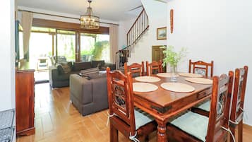 Villa, 3 Bedrooms, Balcony, Garden View | Dining room