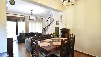Vila, 3 quartos, sacada, vista para o jardim | Sala de jantar
