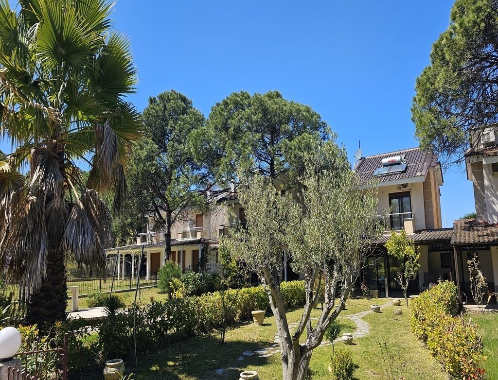 Vila, 3 quartos, sacada, vista para o jardim | Fachada