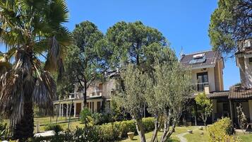 Vila, 3 quartos, sacada, vista para o jardim | Fachada