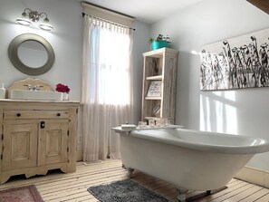 Cottage truyền thống | Phòng tắm | Dầu gội, giấy vệ sinh 