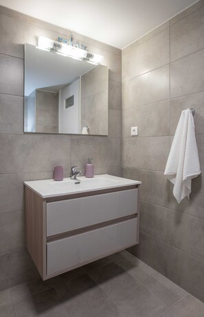 Ducha, artículos de tocador gratuitos, secador de pelo, toallas