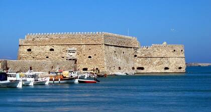 Central Spacious Apt close to port-sites w/view 2