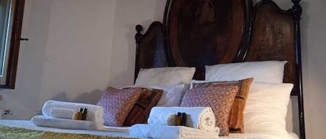 4 bedrooms, desk, travel cot, free WiFi