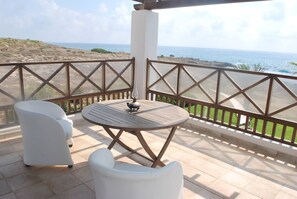 Property grounds - Sea Front Villa, Heated Private Pool, Amazing Location Paphos 323 (Kissonerga)
