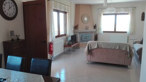 Huvila, 3 makuuhuonetta, tupakointi sallittu, yksityinen uima-allas | Olohuone | Kirjoja