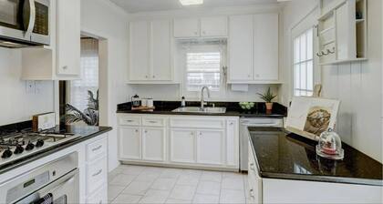 3 Bed Historic Heights Bungalow w/Outdoor Living