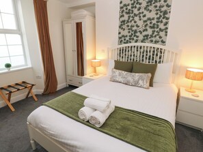 Casa de campo | 9 dormitorios, decoración individual, mobiliario individual y escritorio