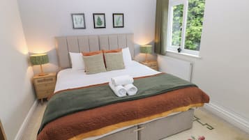 Cottage | 9 bedrooms, individually decorated, individually furnished, desk