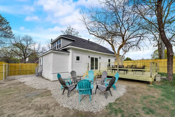 Et hus med en patio og udendørs møbler.